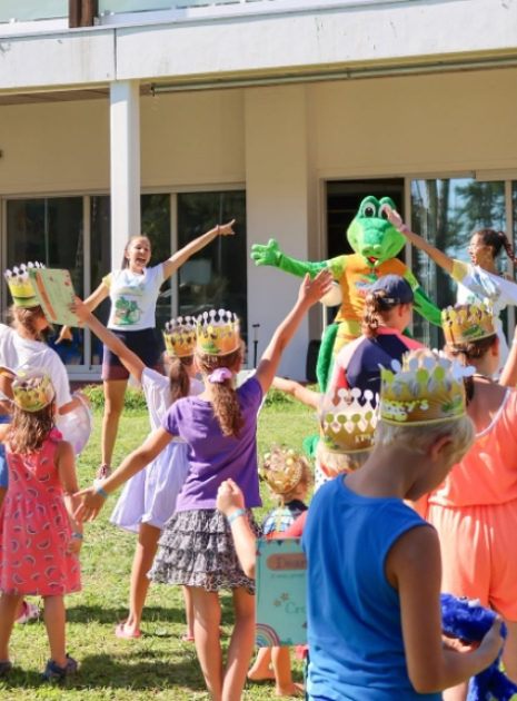 Kinderparty im Freien mit Entertainern und Krokodil-Maskottchen.