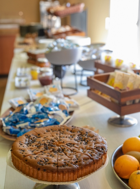 Buffet mit Schokoladenkuchen und frischem Obst auf einem Tisch.